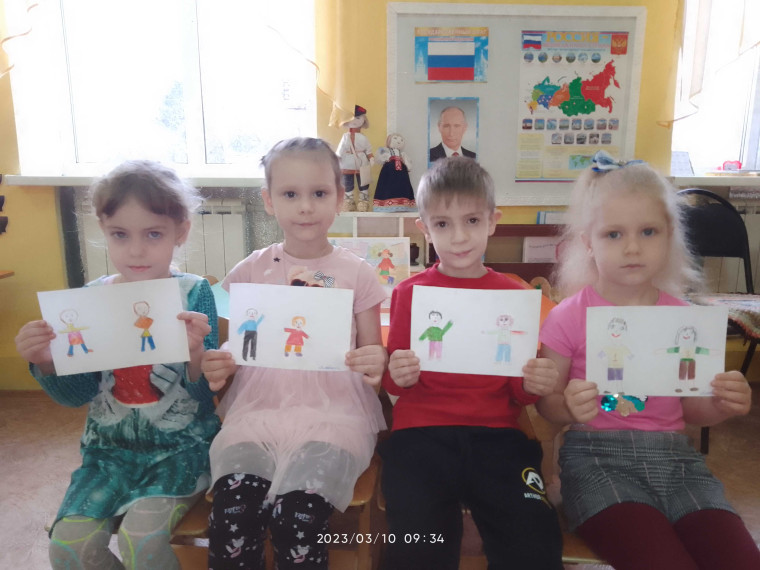 «Дети делают зарядку».